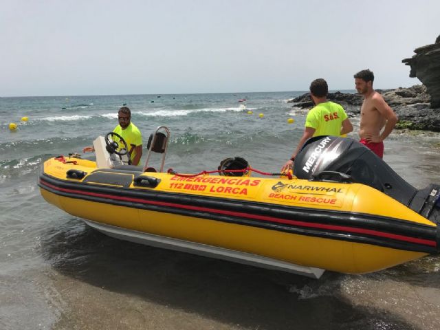 Socorristas del Plan Copla rescatan a dos personas en la Cala de Calnegre que presentaban dificultades para salir del agua al ser arrastradas por la corriente