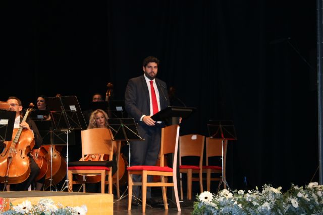 El presidente asiste al concierto de la Orquesta Sinfónica de la Región con motivo del centenario del estandarte 'La Oración en el Huerto' del Paso Blanco de Lorca