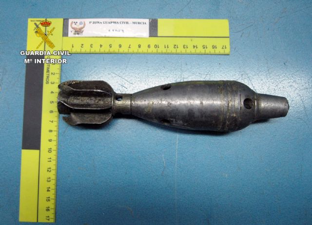 La Guardia Civil retira una granada de mortero hallada en una planta de tratamiento de residuos