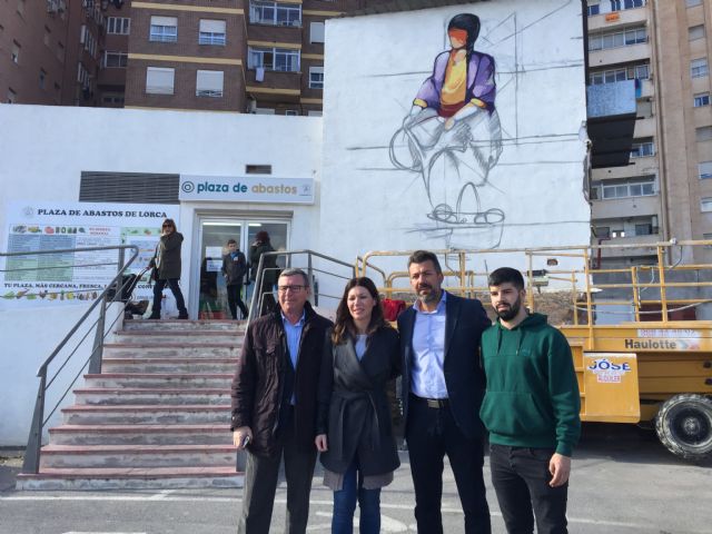 La iniciativa 'Lorca Art Proyect' lleva el arte a la Plaza de Abastos de Lorca con el objetivo de embellecer espacios urbanos de carácter comercial