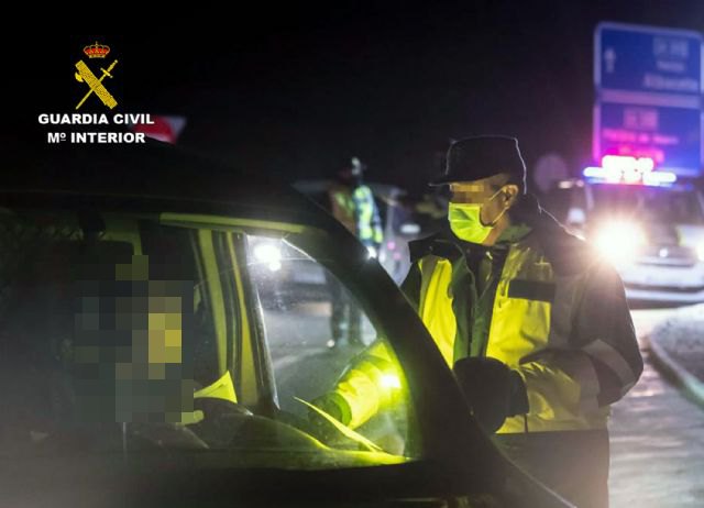 La Guardia Civil intercepta a un conductor que circulaba en sentido contrario y se negó a realizar las pruebas de alcoholemia