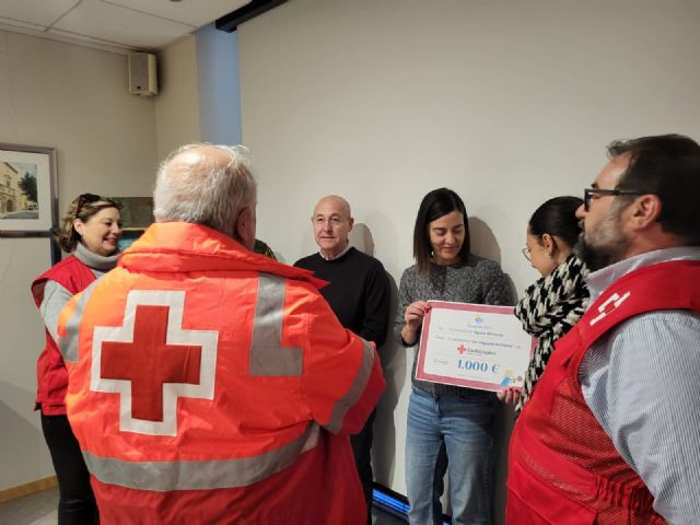 La plantilla de Aguas de Lorca dona 1.000 euros a Cruz Roja Lorca para la campaña 'Un Juguete Solidario'