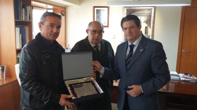 La Asociación de Cazadores de Lorca entrega al Alcalde una ayuda de 800 euros para la Mesa Solidaria