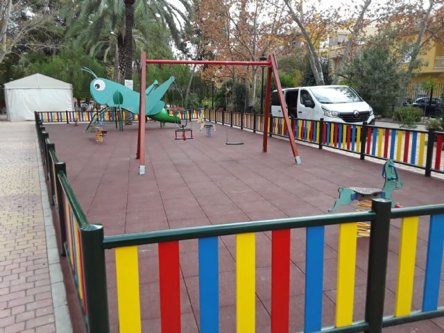 El Ayuntamiento de Lorca ejecuta trabajos para la remodelación de la zona infantil del parque de La Viña