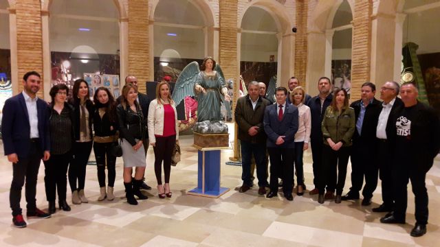 El Alcalde entrega al Paso Azul un ángel  de los años 20 restaurado por los alumnos del taller de Talla de Elementos Decorativos en Madera desarrollado por el Ayuntamiento