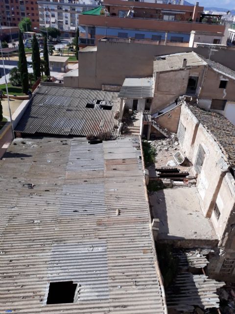 El PSOE exige la retirada urgente de las planchas de amianto rotas existentes sobre varias edificaciones ruinosas en calle Charco, junto al parque de Los Curtidores