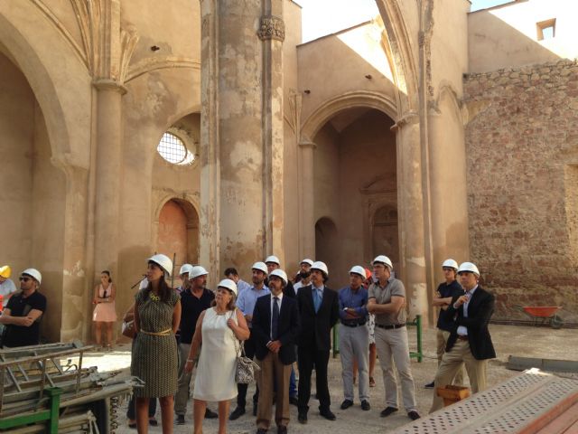 Los andamios cubren ya la torre de la Iglesia de Santa María para la rehabilitación integral del templo, cuya actuación financia el Gobierno central