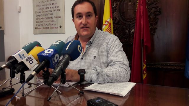 El Ayuntamiento acelera los trámites para poner en marcha un servicio de aparcamiento y traslado gratuito entre el Artés Carrasco y el hospital Rafael Méndez
