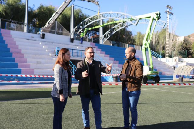El Ayuntamiento de Lorca inicia la fase final de la construcción de la cubierta de las gradas del campo de fútbol Mundial '82 en el Complejo Deportivo 'La Torrecilla'