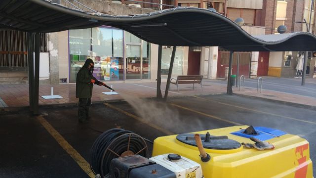 Los efectivos de Emergencias y Protección Civil abordan las labores de desinfección de calles y espacios comunes en Lorca para evitar la propagación del coronavirus