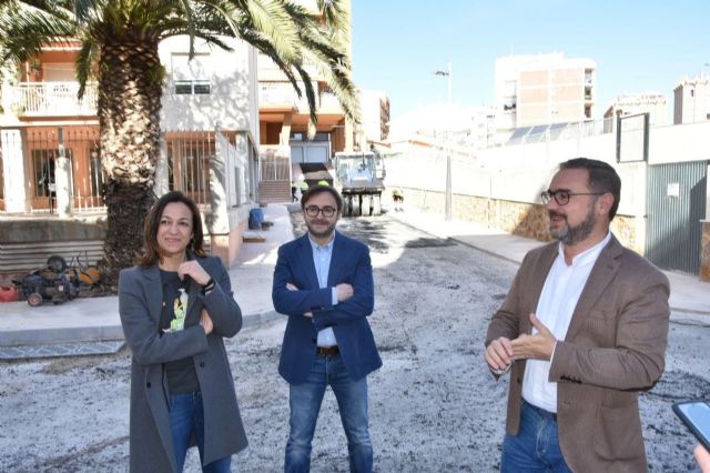 El alcalde de Lorca visita la fase final de los trabajos de renovación urbana de las calles Arquitecto Ortiz Jara y Presbítero Gálvez Borgoñez