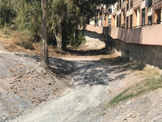 El Ayuntamiento de Lorca realiza labores de limpieza de las ramblas que discurren por el casco urbano de la ciudad ante la llegada de la época de lluvias torrenciales