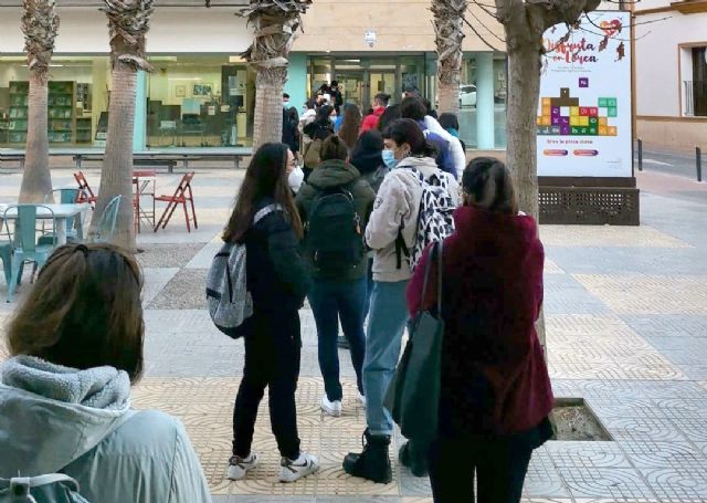 IU Lorca denuncia largas colas a las puertas de las bibliotecas por el cierre de la sala de estudio 24 horas