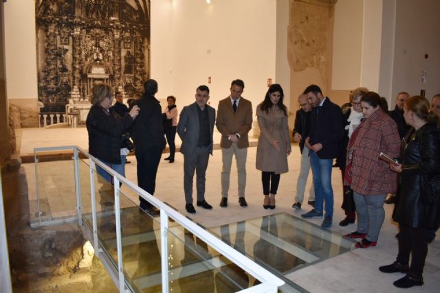 El Alcalde y la Consejera de Cultura visitan las obras de rehabilitación de la iglesia de San Pedro en la que se han invertido más de 550.000 euros