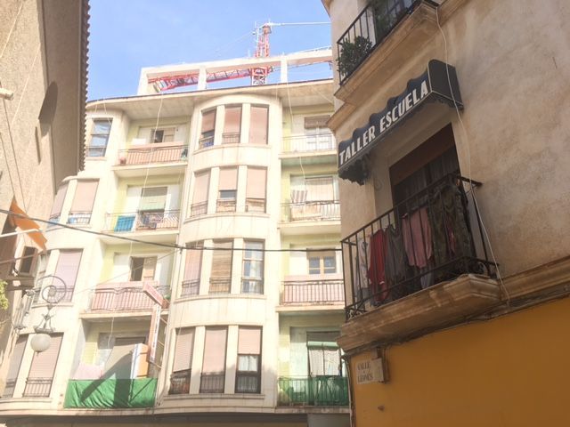 El PSOE exige medidas para cuidar la imagen de las fachadas e impedir la colocación de tenderetes y otros objetos antiestéticos en balcones