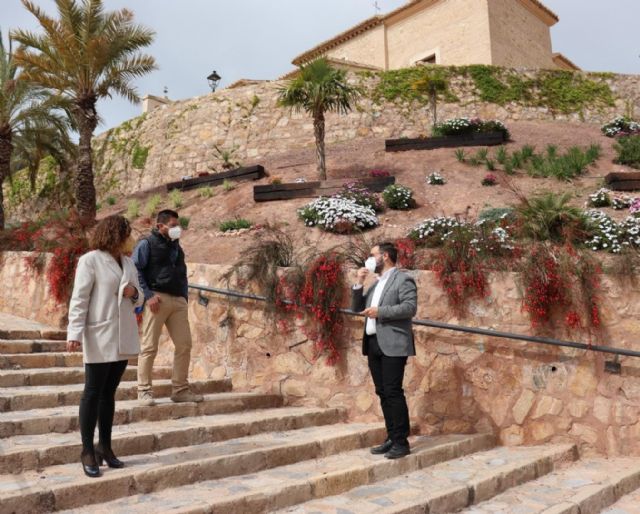 El Ayuntamiento de Lorca lleva a cabo labores de restauración paisajística y mantenimiento del Conjunto Monumental de El Calvario para el embellecimiento de este popular enclave