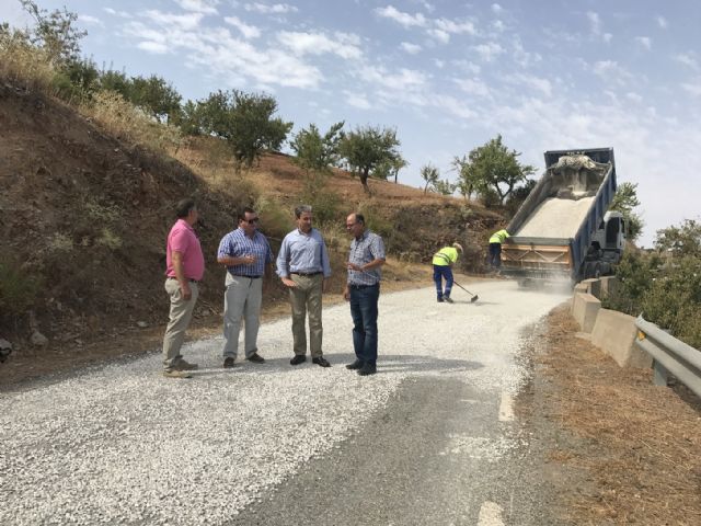 La Consejería de Fomento de la CARM invierte 36.000 euros en la reparación del firme de la carretera que da acceso al paraje de Campo López
